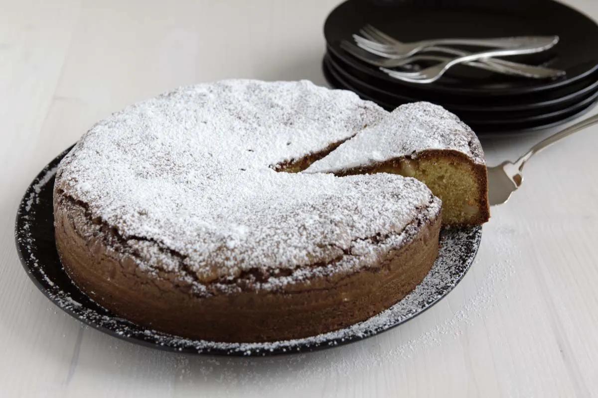 Ein krönender Wochenabschluss: Ofenfrischer Kuchen mit weisser ...