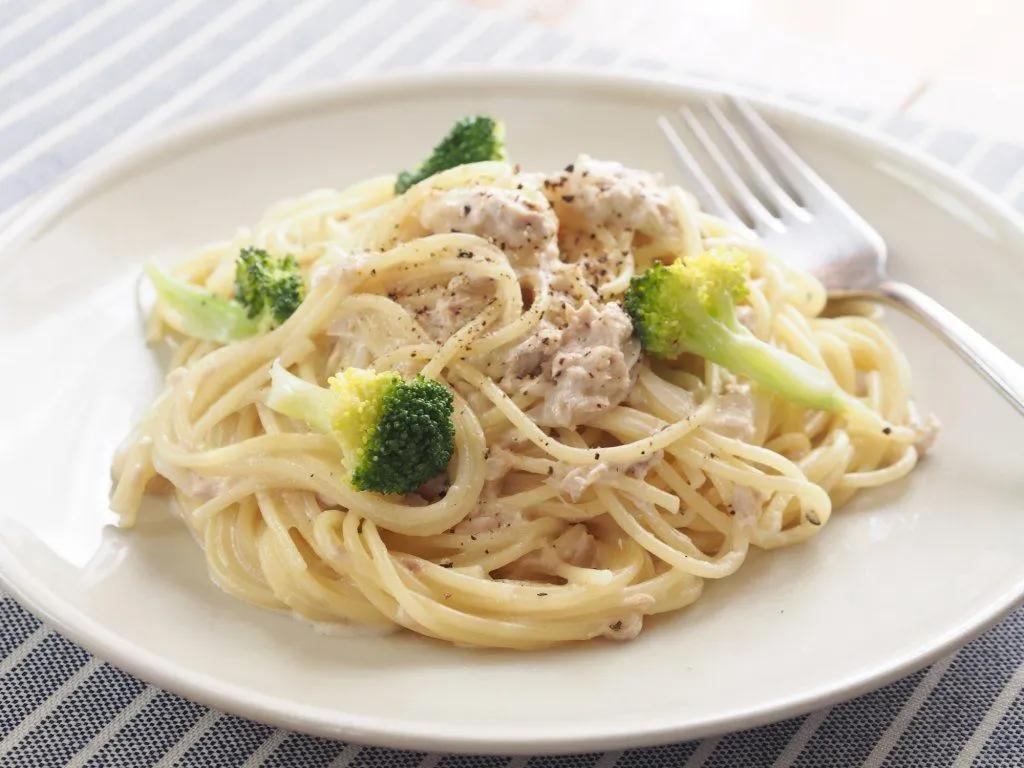 Spaghetti mit cremiger Thunfischsoße | Rezept | Thunfischsoße ...