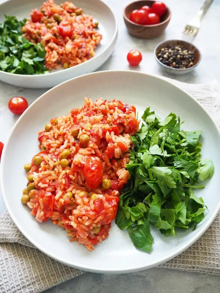 Tomatenreis mit frischen Tomaten und Erbsen - Einfaches Rezept