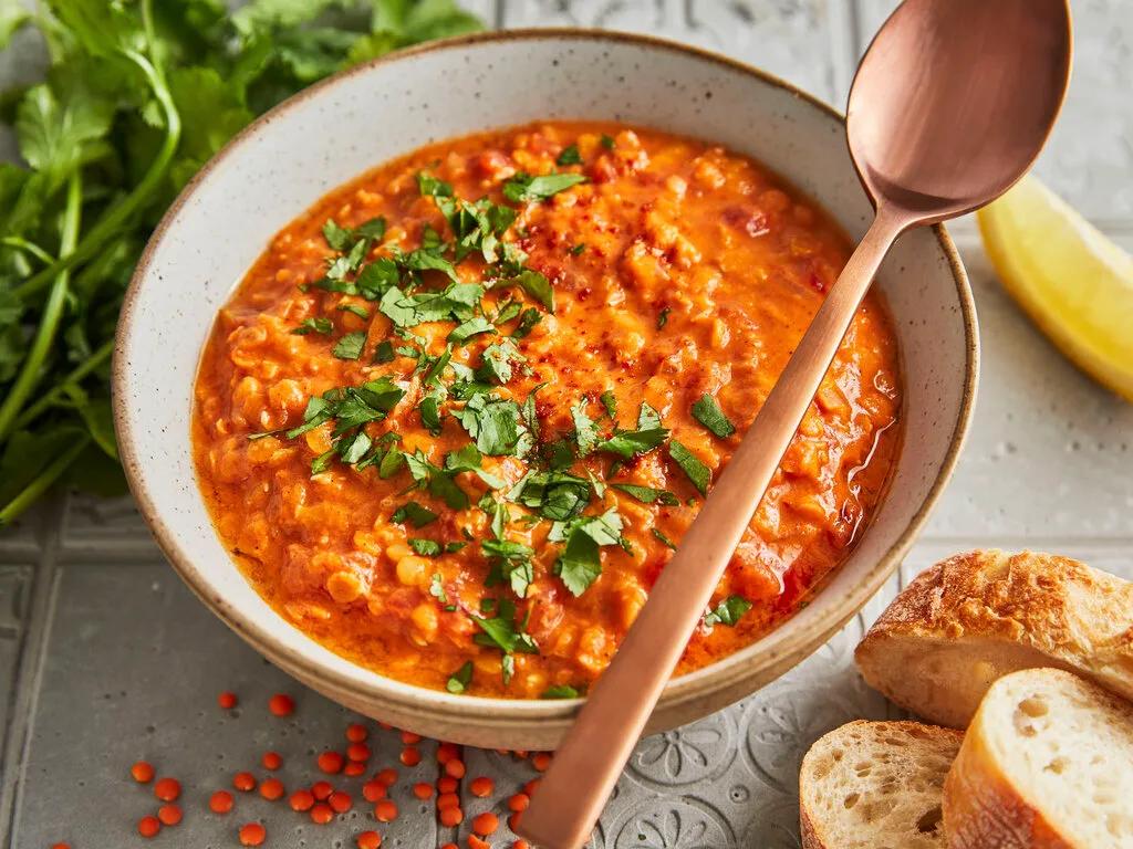 Rote Linsensuppe mit Kokosmilch – so würzig &amp; lecker | eatbetter.de