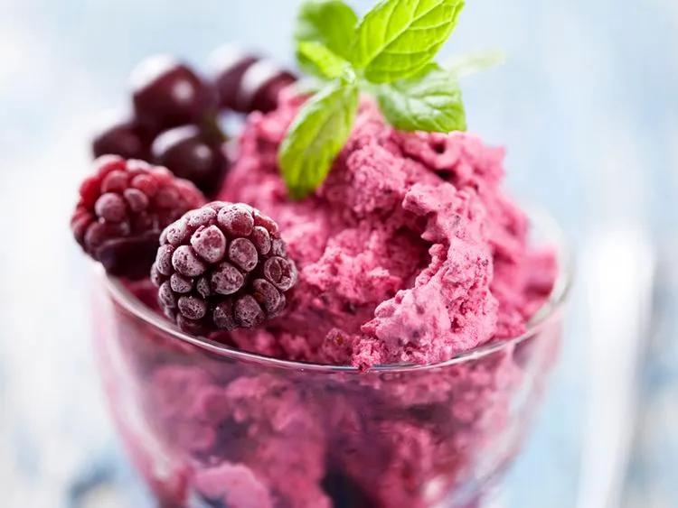 Leichtes Dessert: Joghurt-Eis mit Beeren