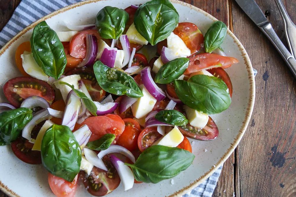 Rustikaler Tomaten-Mozzarella-Salat - Cooking Italy
