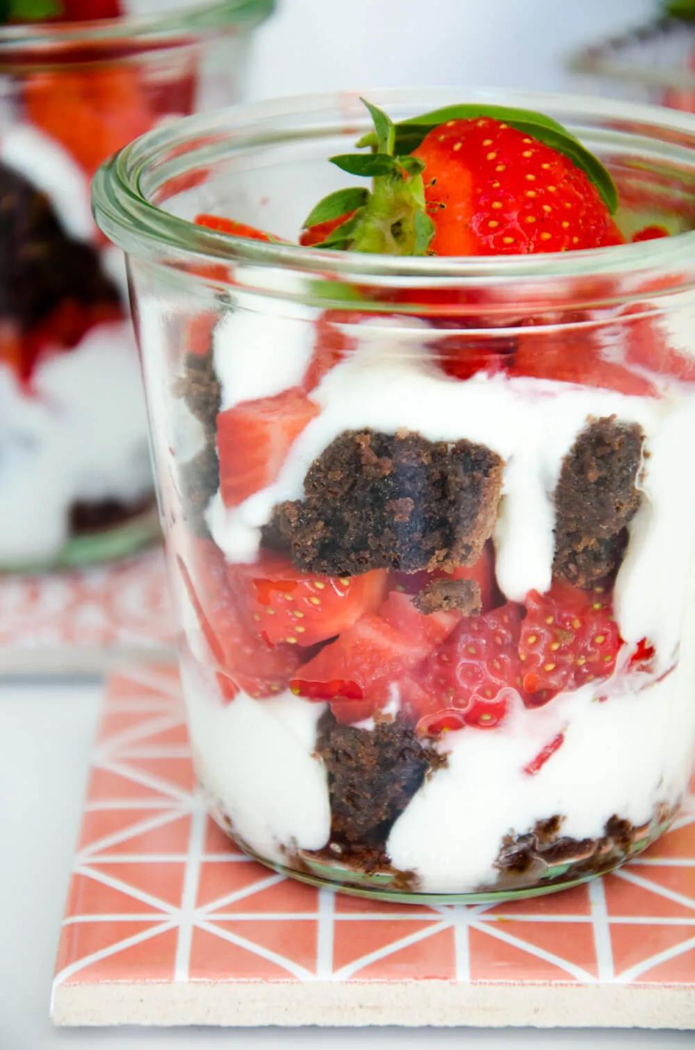 Brownie Erdbeer Vanille-Dessert im Glas - Baking Barbarine