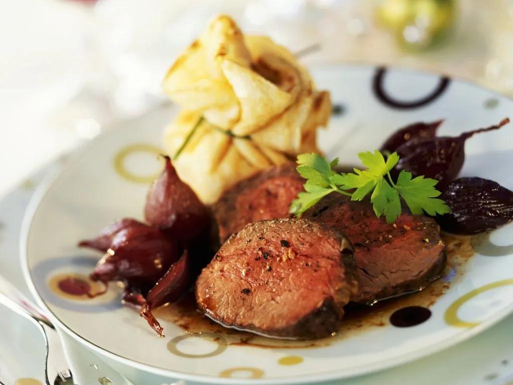 Rinderfilet mit Schalotten und Crêpe-Päckchen Rezept | EAT SMARTER