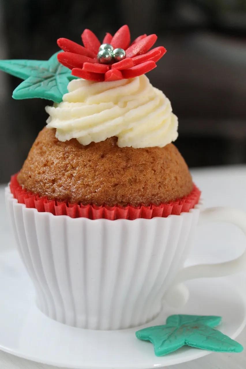 Erdnussbutter-Cupcakes mit Vanille-Frosting und Fondantblümchen ...