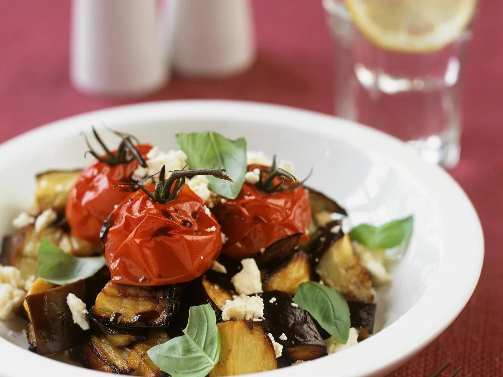Salat aus gegrillten Auberginen, Tomaten und Feta Rezept | EAT SMARTER