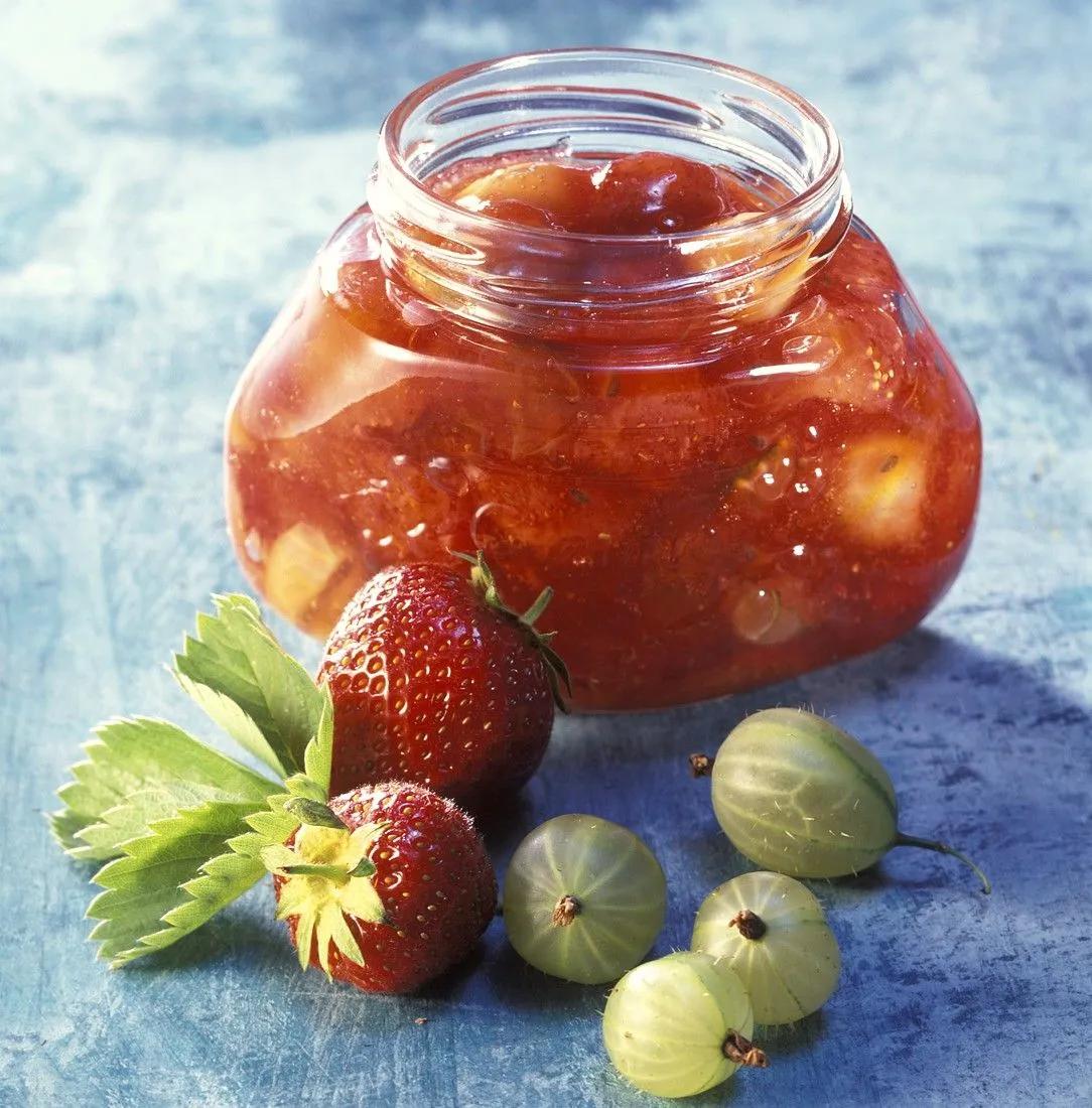Erdbeer-Stachelbeer-Marmelade Rezept | EAT SMARTER