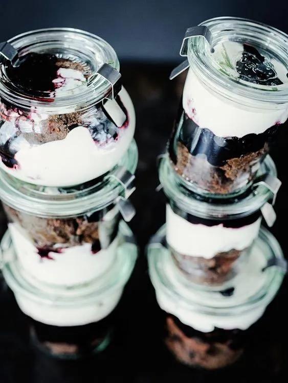 DIY-Anleitung: Brownie im Glas mit Blaubeer-Rosmarin-Kompott zubereiten ...