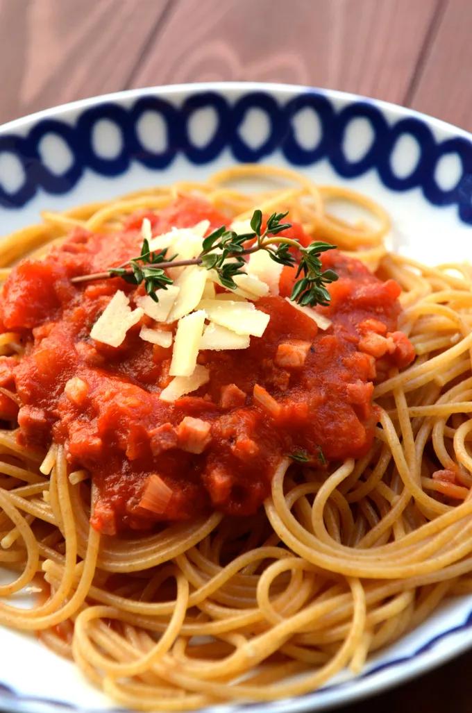 Pasta mit Tomatensoße und Speck – Pasta all’amatriciana – Mit Pfeffer ...