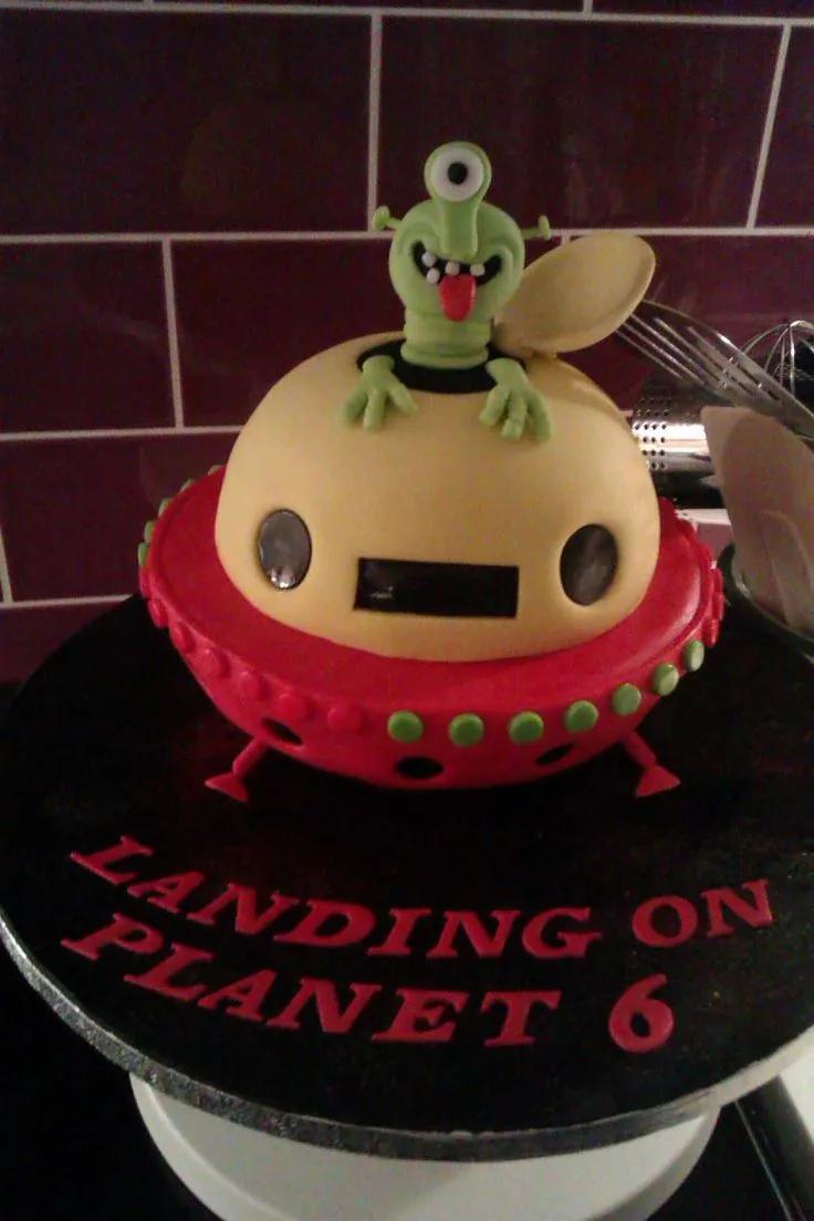 Alien spaceship cake | Space themed desserts, Space theme party food ...