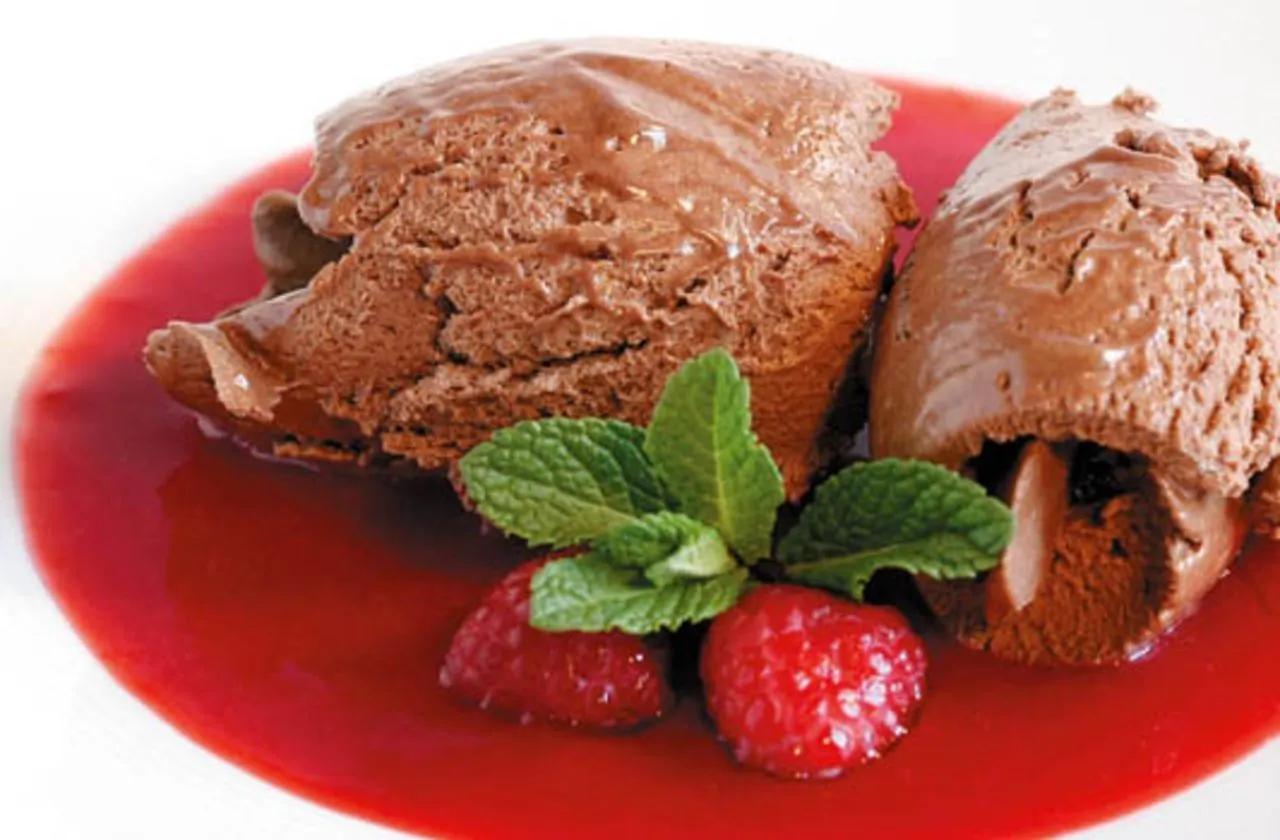 Schokoladenmousse mit Himbeersauce | Rezept | Himbeersauce, Dessert ...