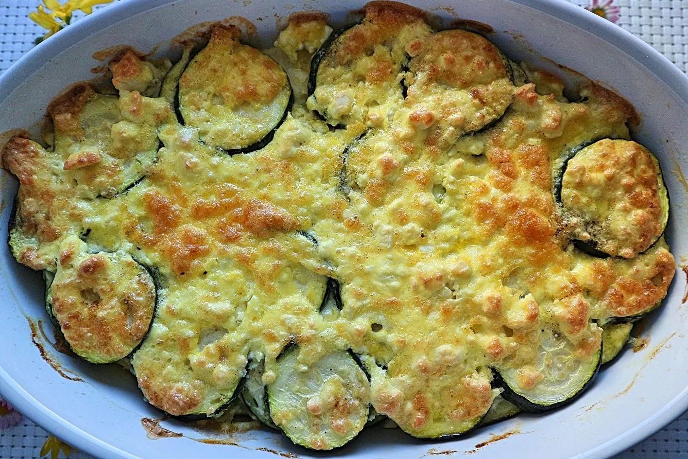 Überbackene Zucchini vegetarisch – Zucchinischeiben mit Feta | Rezept ...