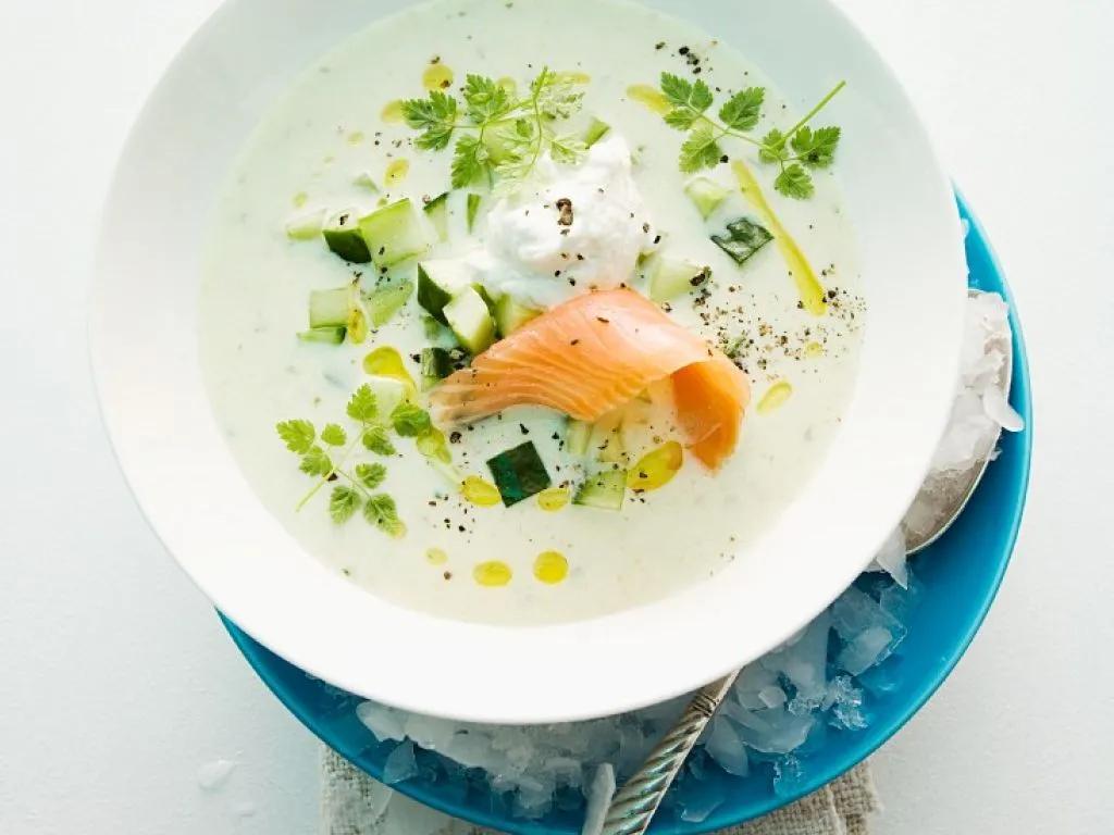 Kalte Gurkensuppe mit Lachs Rezept | EAT SMARTER