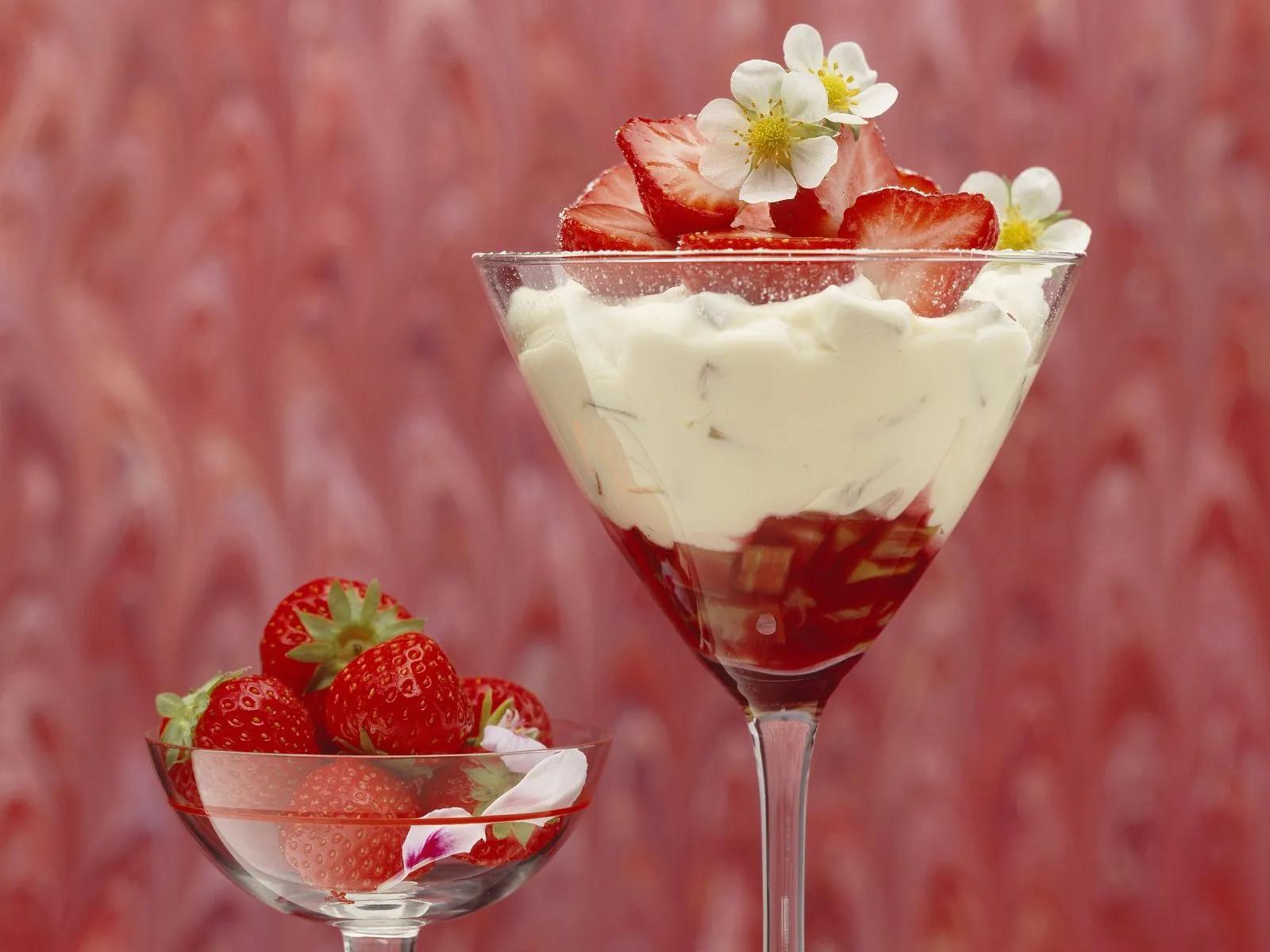 Rhabarber-Erdbeer-Dessert Rezept | EAT SMARTER