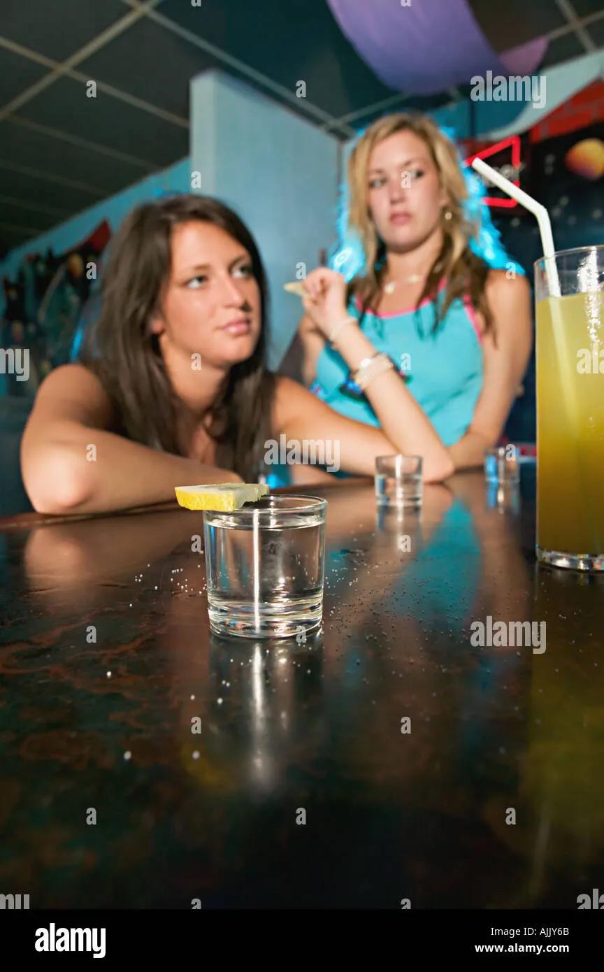 Zwei Betrunkene Frauen Stockfotografie - Alamy