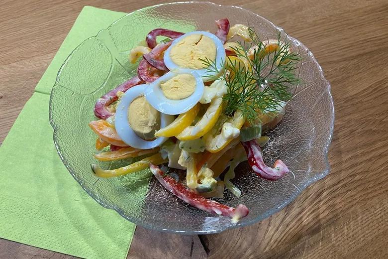 Paprika-Salat mit Ei - Rezept | GuteKueche.de