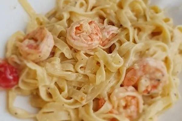 Spaghetti mit Garnelen in Weißwein - Sahnesauce von Deliyah | Chefkoch ...