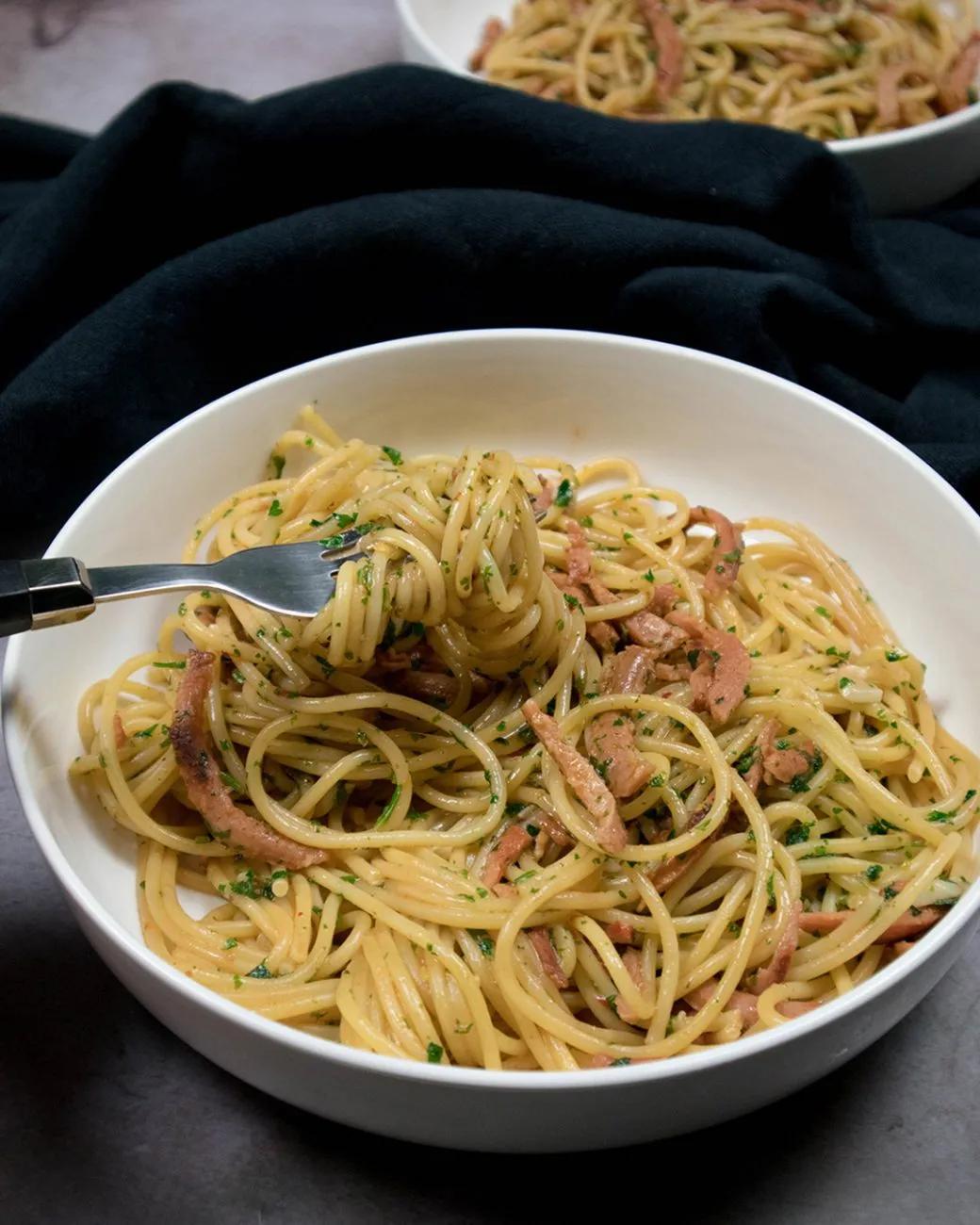 Spaghetti aglio e olio | Vegan Recipe - Eating Vegan With Me