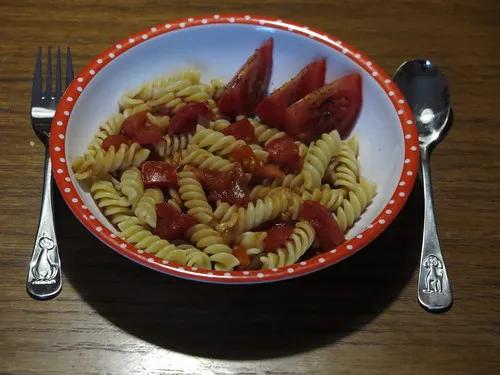 Spiralnudeln mit Tomatensoße (als Abendessen für einen Dreijährigen ...