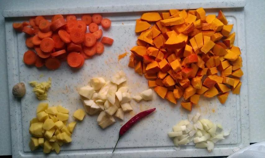 Meine Welt: Kürbis-Kartoffel-Karotten-Apfel-Kokosmilch Suppe mit Ingwer ...