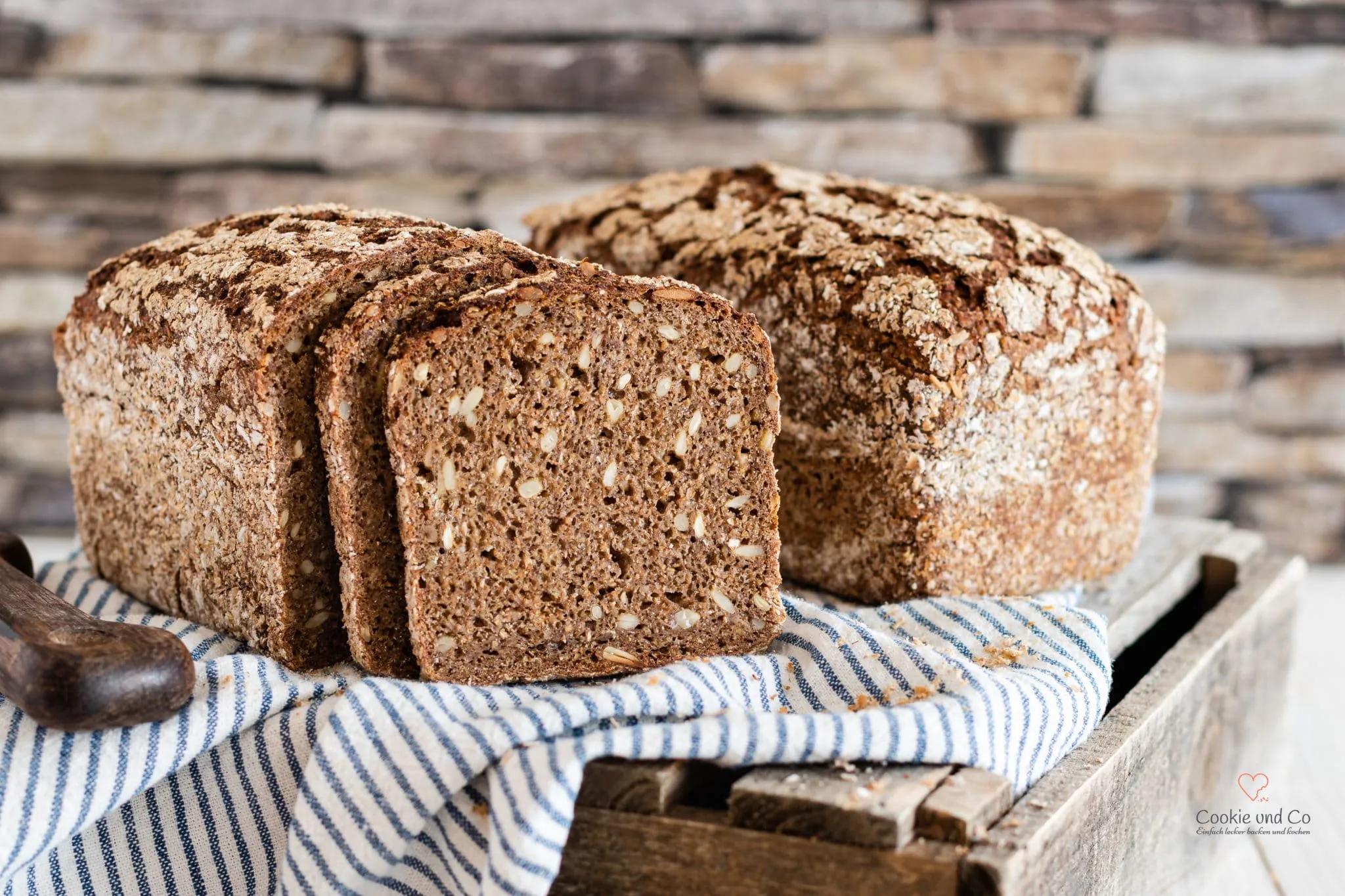 Saftiges Roggenschrotbrot (100 % Roggen, ohne Hefe)