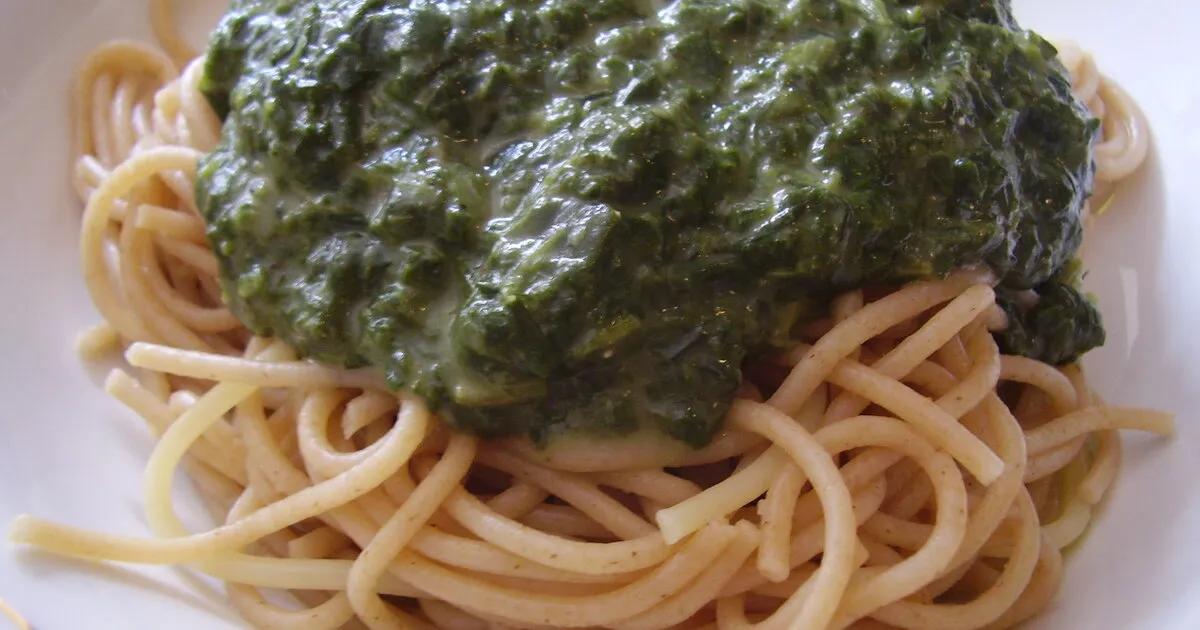 Spaghetti mit Spinat-Käse-Sahne-Soße - einfach &amp; lecker | DasKochrezept.de