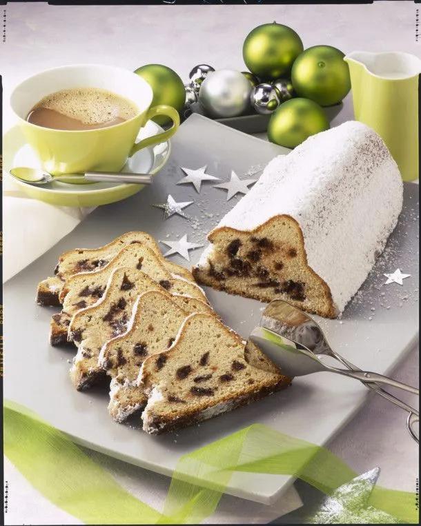 Unser beliebtes Rezept für Quark-Stollen mit Schoko-Tröpfchen und mehr ...