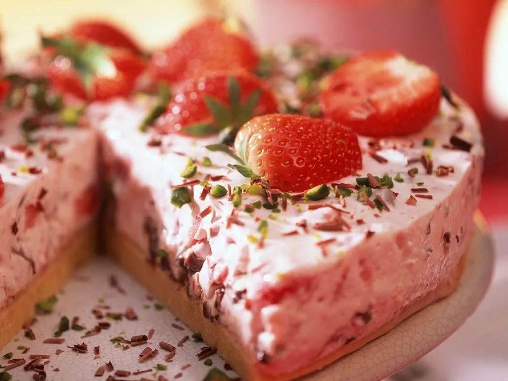 Erdbeer-Eistorte Rezept | EAT SMARTER