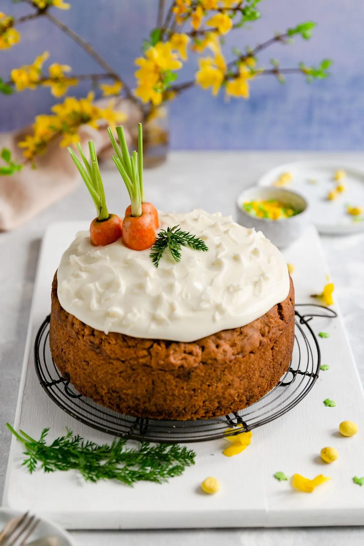 Easy vegan carrot cake with vanilla cream cheese frosting. Delicious ...