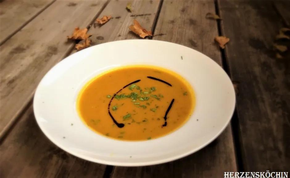 Kürbis Koriander Suppe mit Curry - Foodblog Herzensköchin