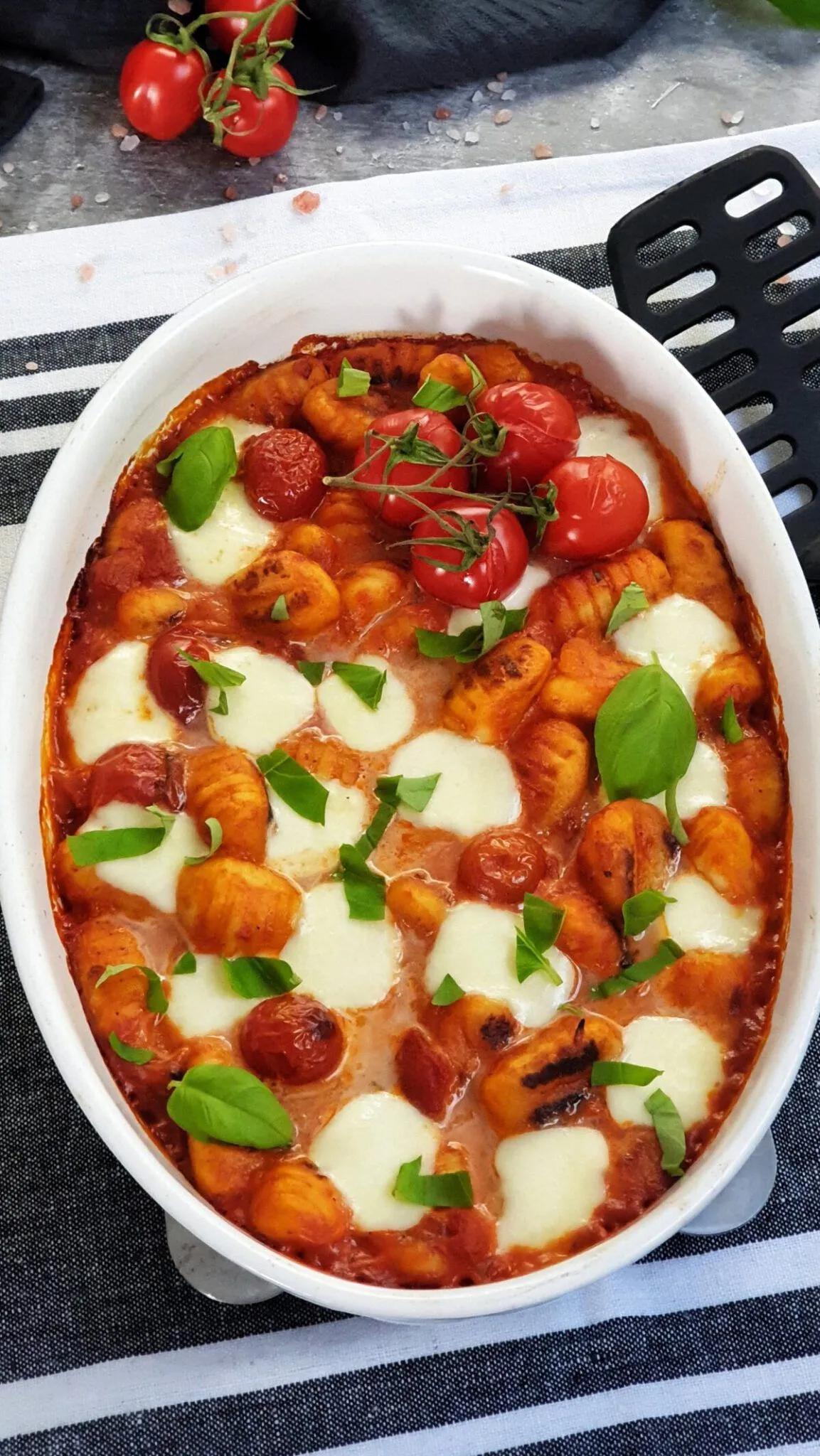 Gnocchi Auflauf mit Tomate und Mozzarella, fotografiert in einer weißen ...
