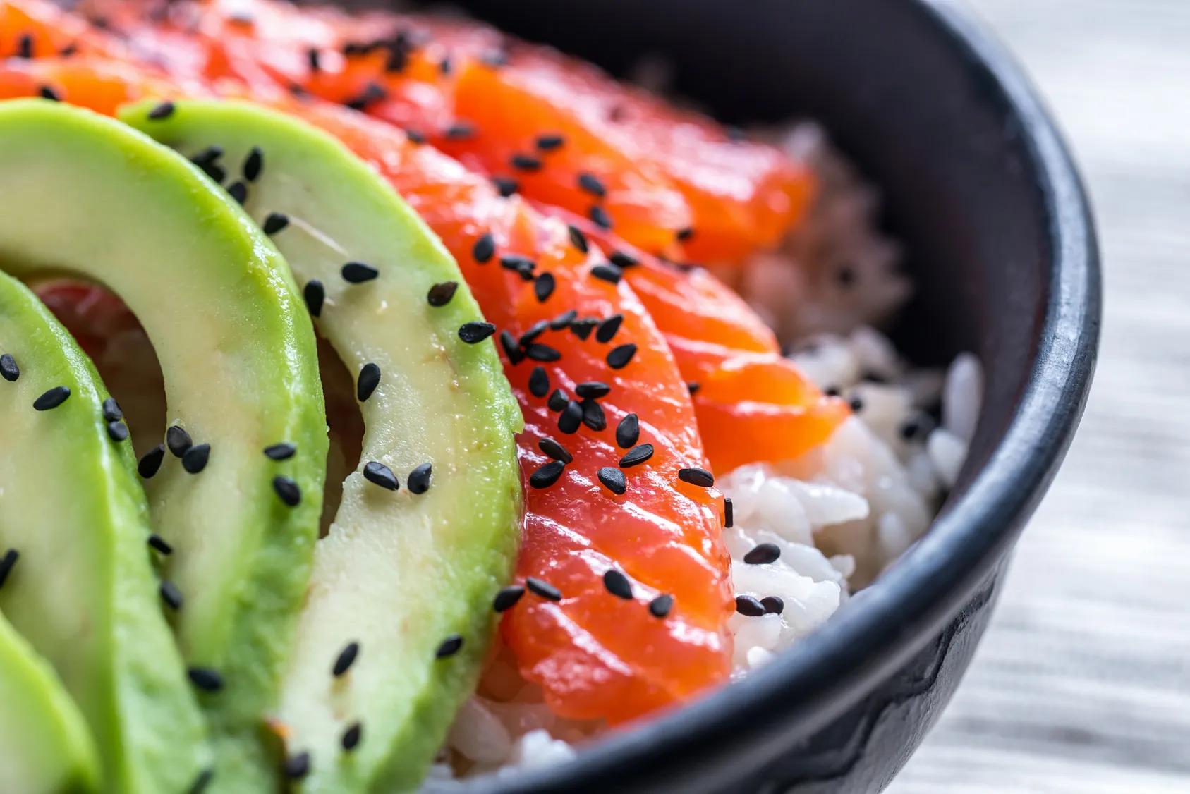 Sushi Bowl mit Avocado und Lachs oder vegan | New Moon Club