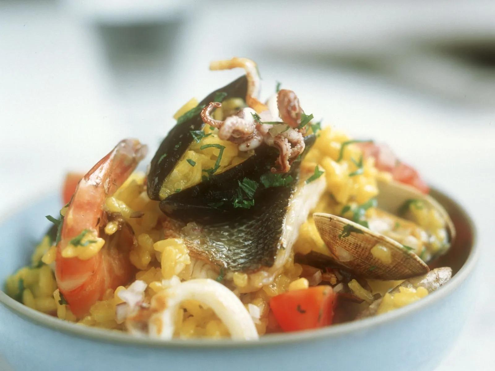 Spanische Reispfanne mit Fisch und Meeresfrüchten (Paella) Rezept | EAT ...