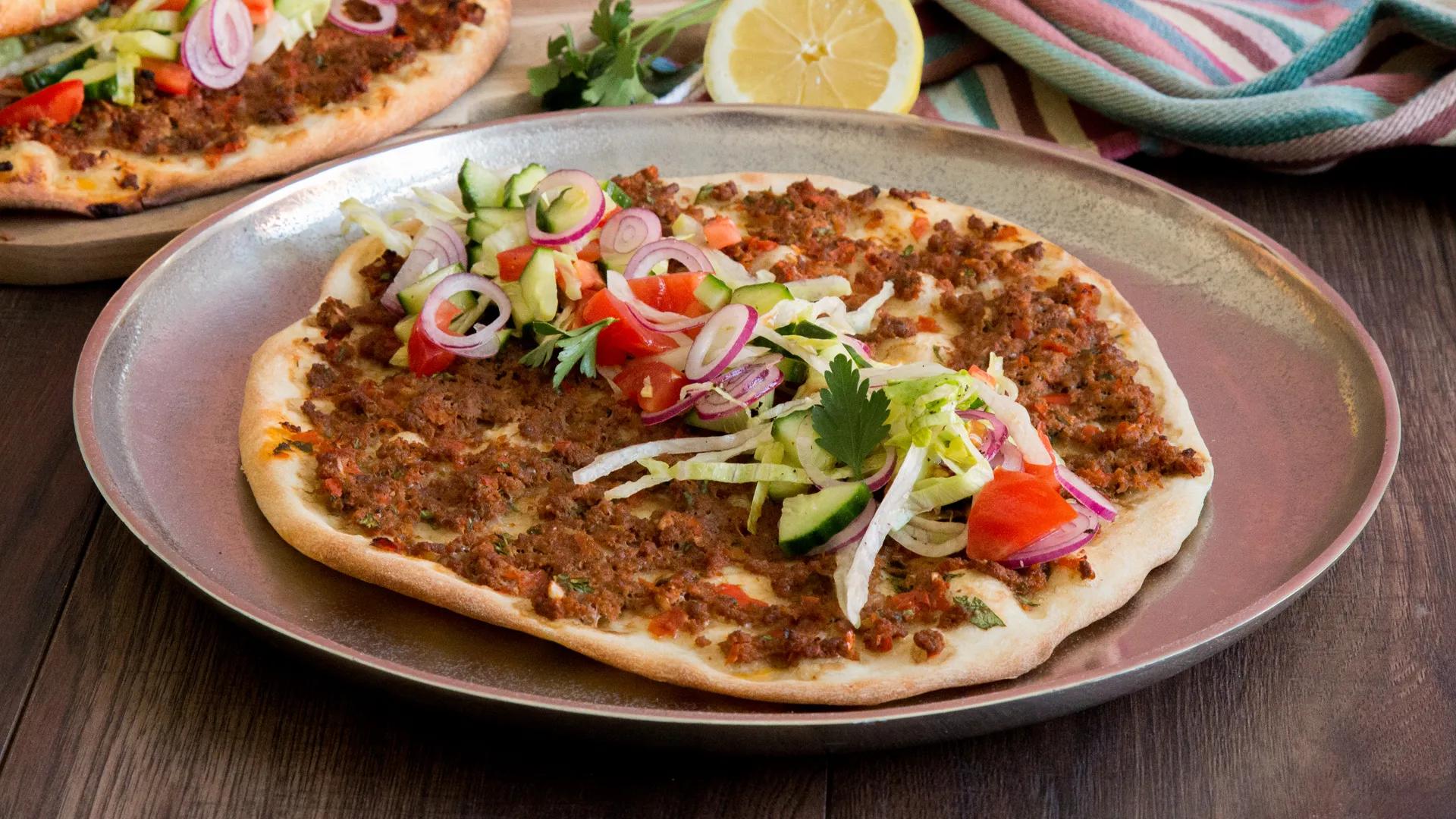 Lahmacun: Türkische Pizza mit Hackfleisch und Salat