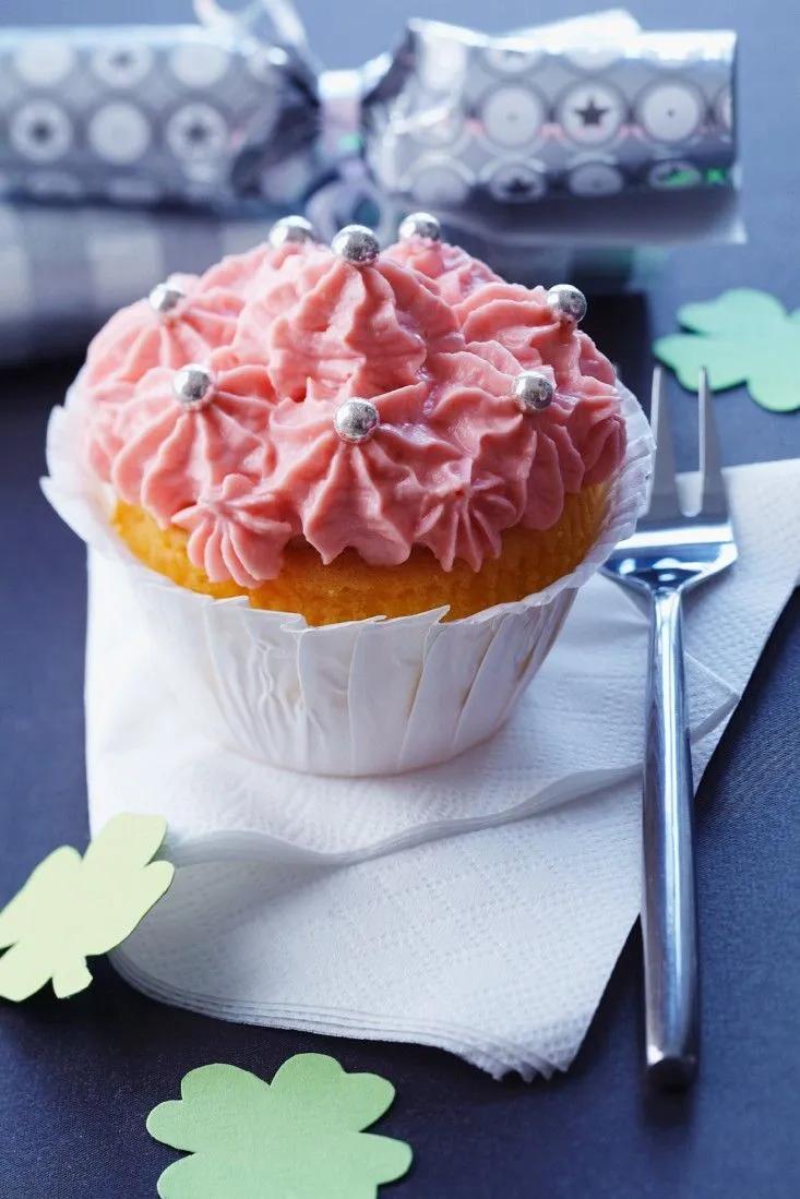 Vanille-Cupcakes mit Buttercreme-Topping Rezept | EAT SMARTER