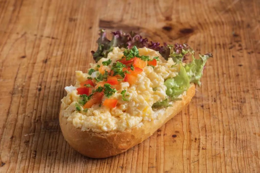 Vollkorn-Brötchen mit Zwiebelmett - bärlifood Business Catering