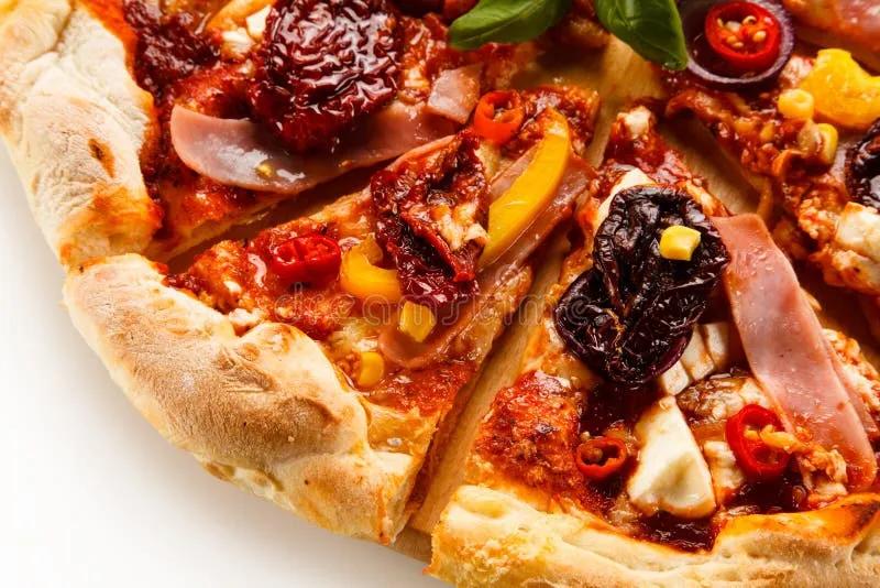Pizza Mit Schinken, Mais, Pilzen Und Getrockneten Tomaten Stockfoto ...