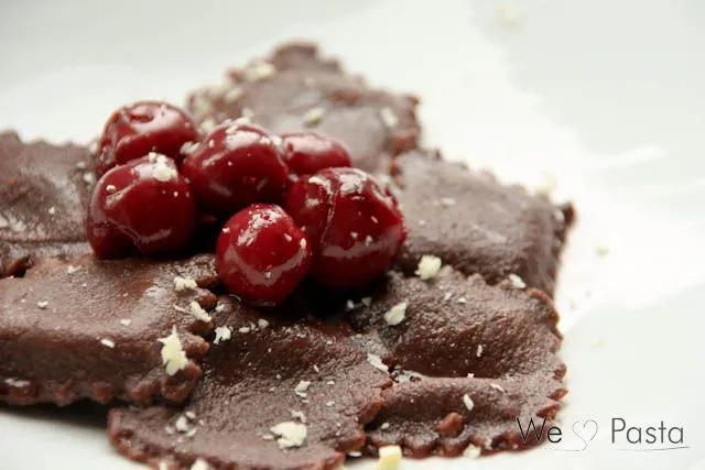 Schokoladenravioli mit Kirschragout - | Dessert ideen, Lebensmittel ...
