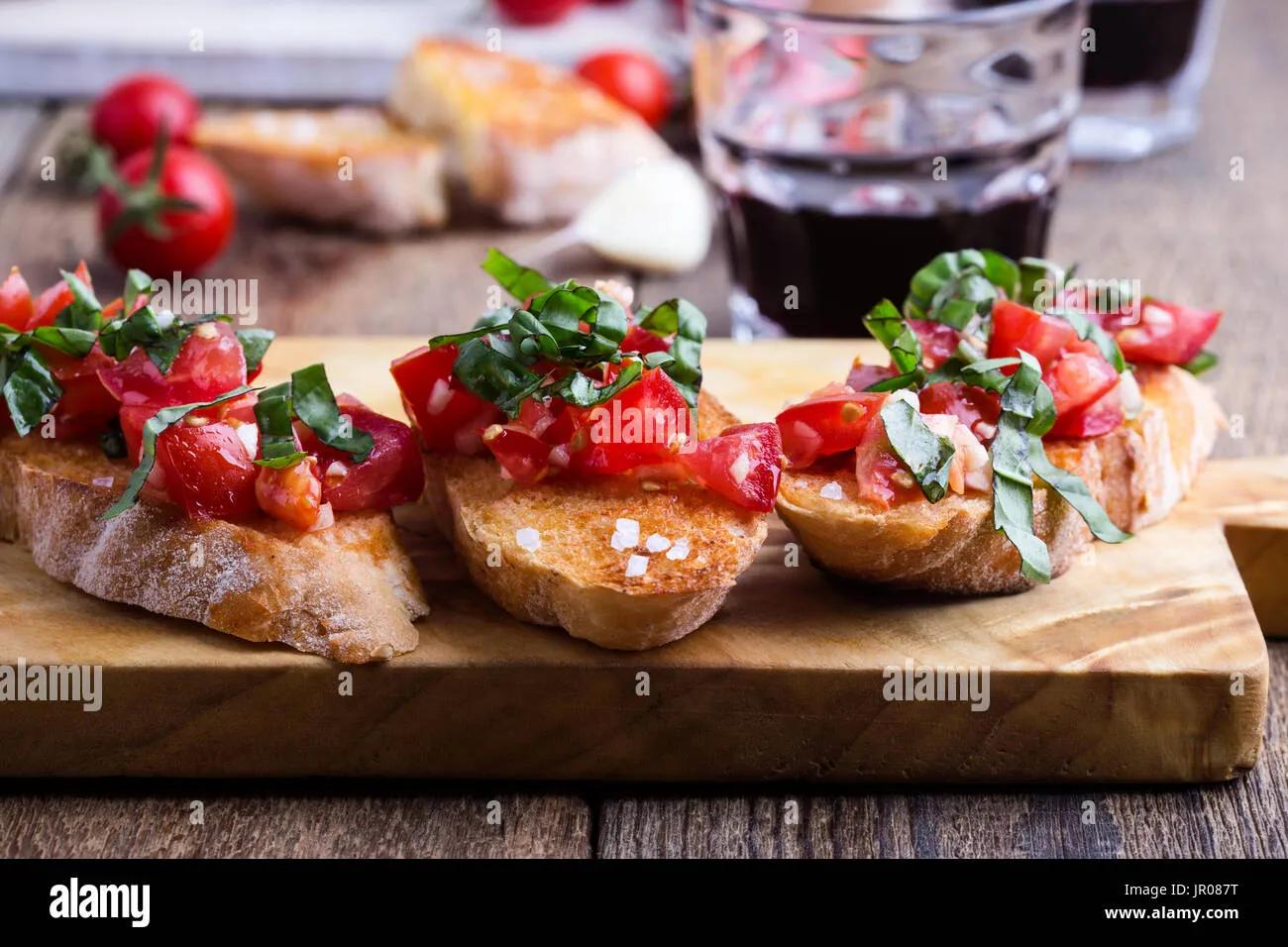 Tomaten und Basilikum Bruschetta mit gerösteten Knoblauch-Brot ...