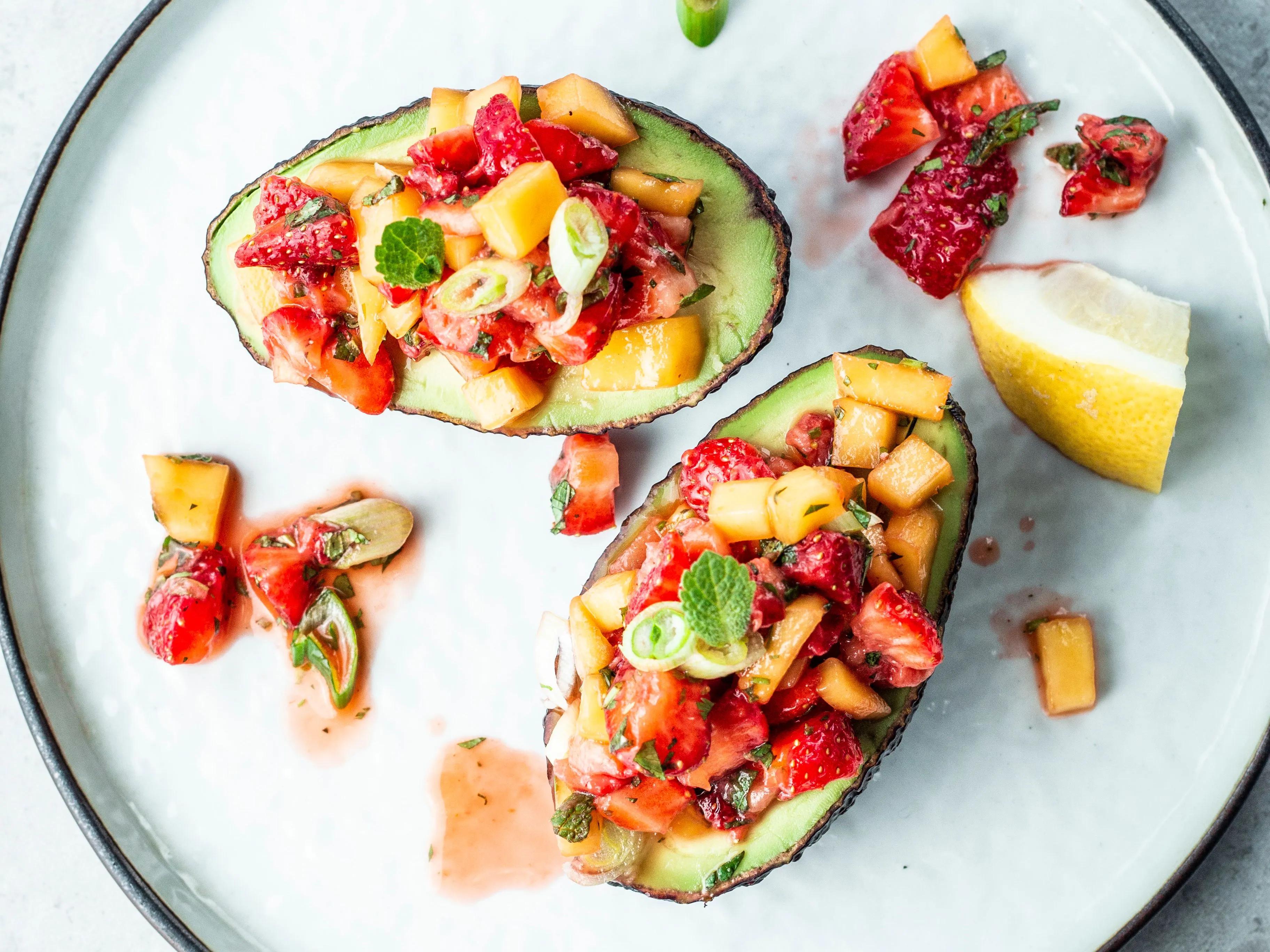 Gefüllte Avocado mit Erdbeer-Salsa Rezept | EAT SMARTER