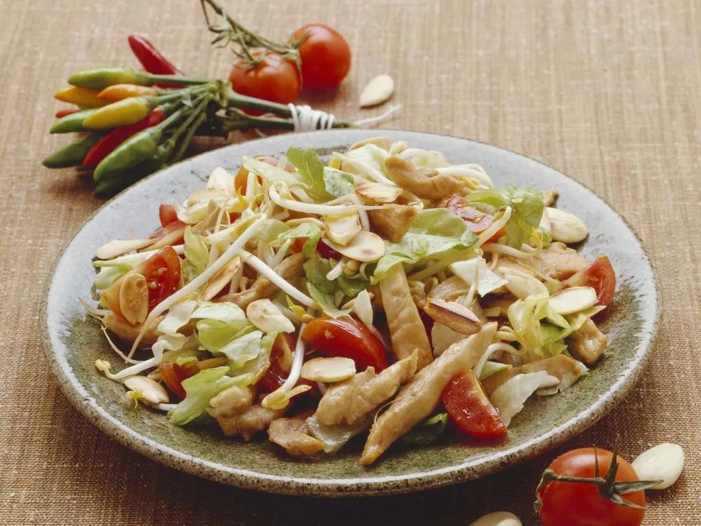 Hähnchensalat mit Tomaten, Mandeln und Sojakeimen Rezept | EAT SMARTER