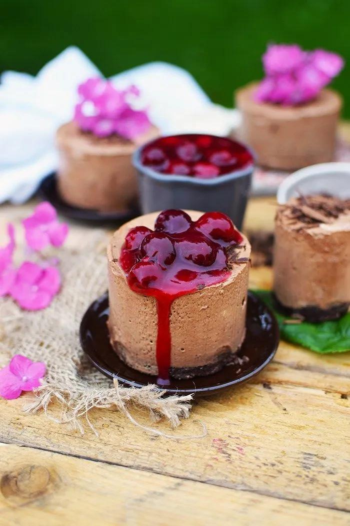 Geeiste Schoko Mousse mit Kirschen - Iced Chocolate Mousse with ...