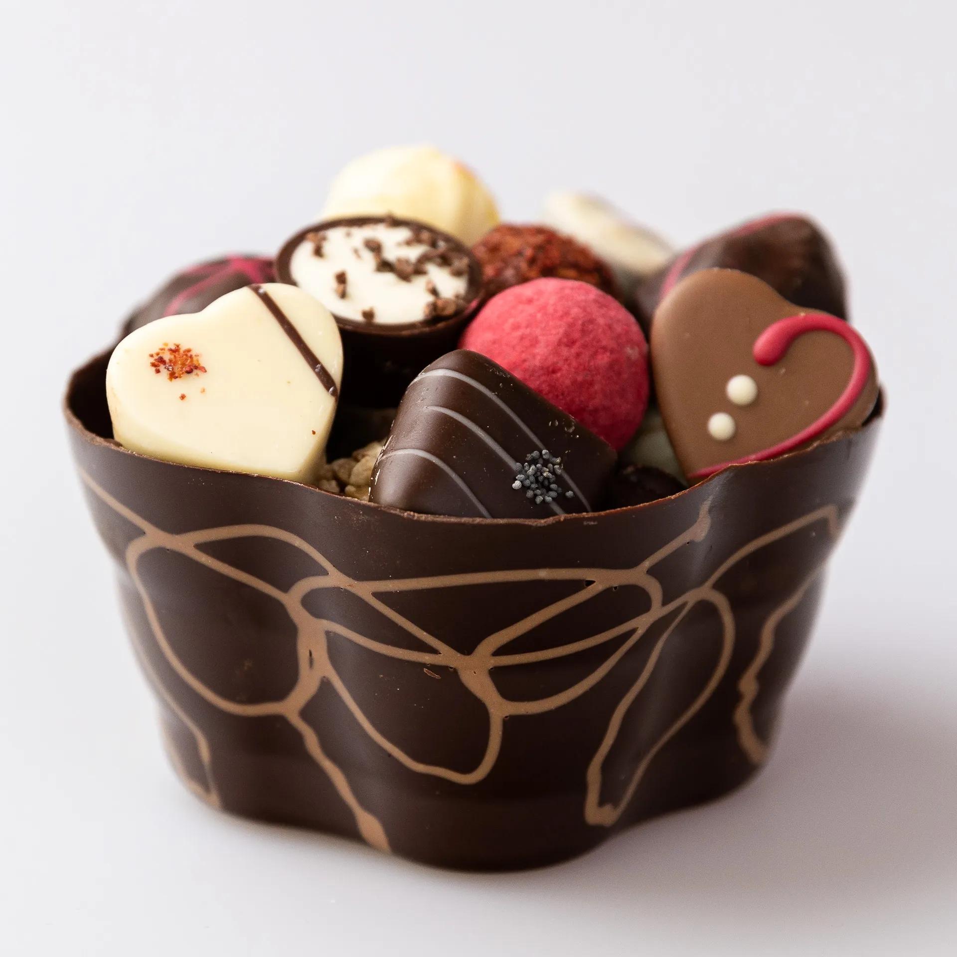 Schokoladen-Schälchen groß gefüllt mit edlen Pralinen – Konditorei ...