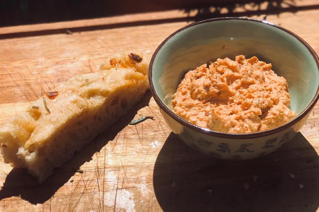 Schneller Dip mit getrockneten Tomaten: lecker und vielseitig