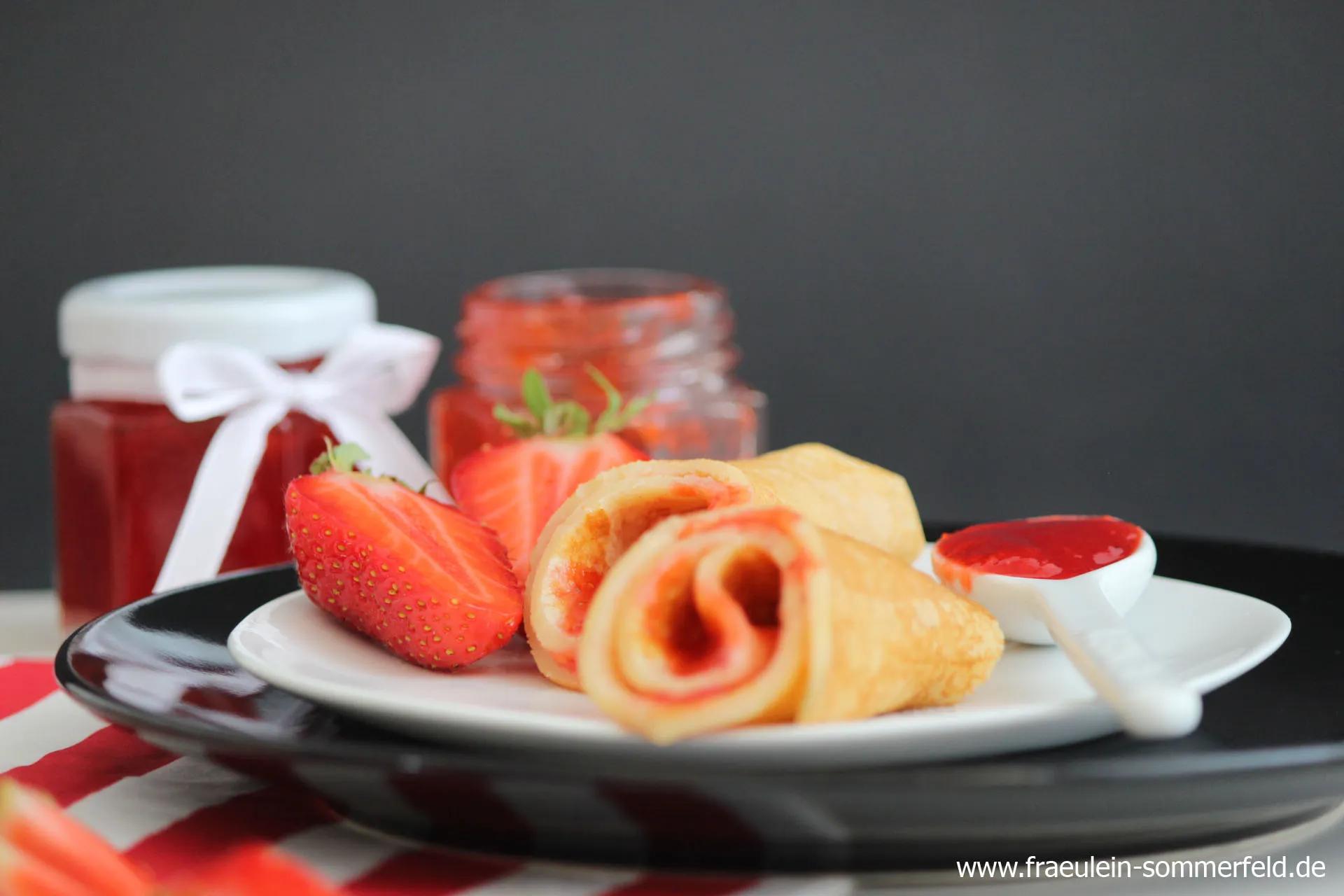 Selbstgemachte Erdbeermarmelade mit Thymian und Wodka dazu Pfannkuchen ...