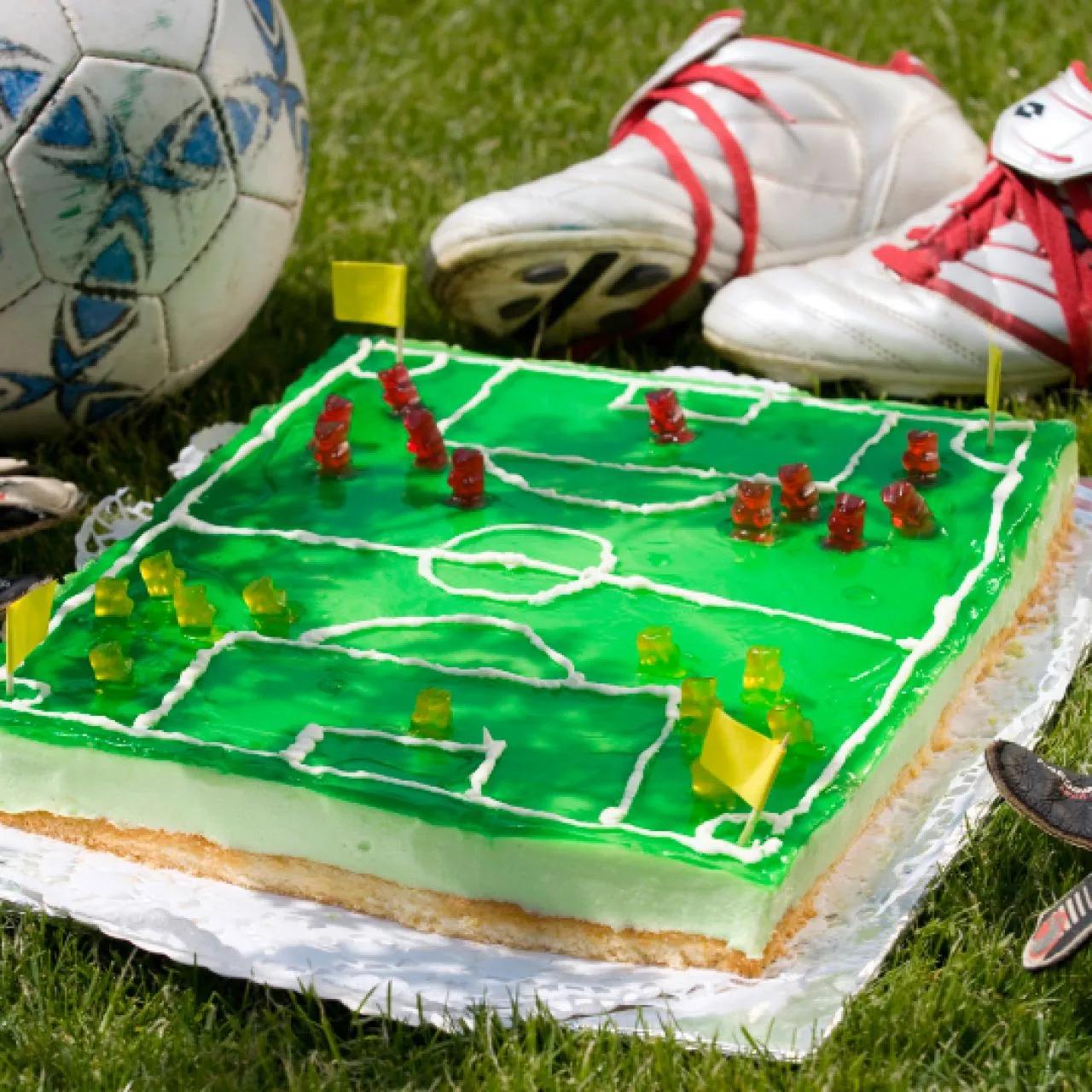 Fußballtorte | Rezept | Fußball torte, Kuchen ideen, Fußball kuchen