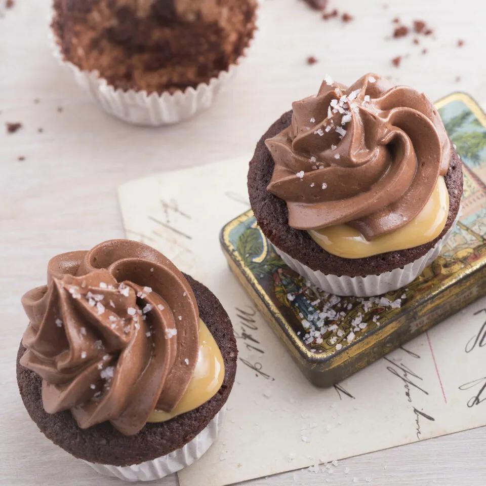 Schoko-Mini-Cupcakes mit Salzkaramell Rezept | Küchengötter