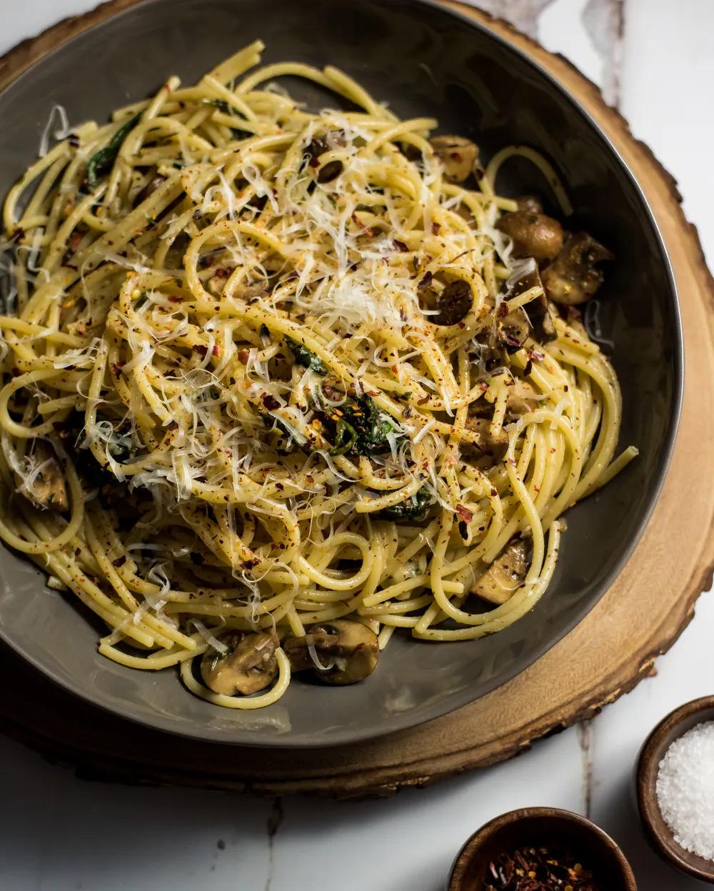 Spaghetti Aglio e Olio with Wilted Spinach and Mushrooms - Cooking and ...