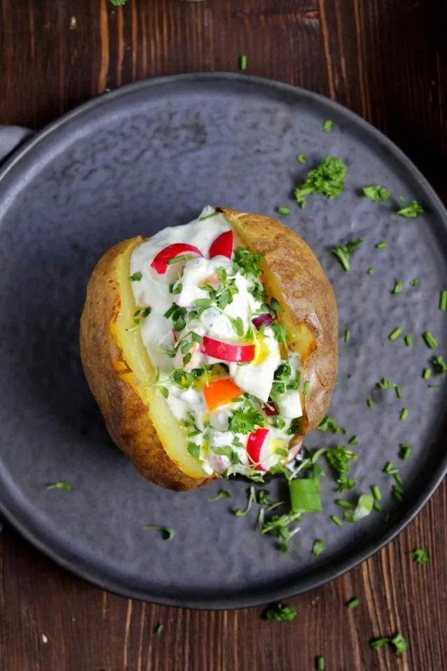 Ofenkartoffel mit cremigen Gemüse – Kräuter – Quark | Food with Love ...