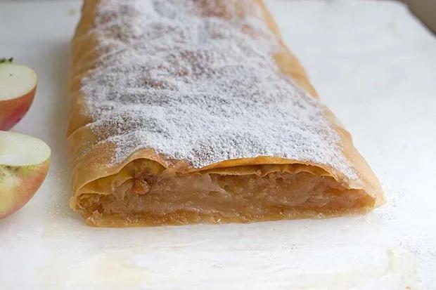 Apfelstrudel mit fertigem Strudelteig - Rezept - GuteKueche.ch